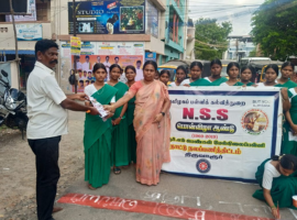 சாலையில் விழிப்புணர்வு வண்ணக் கோடுகள் வரையும் மாணவிகள்
